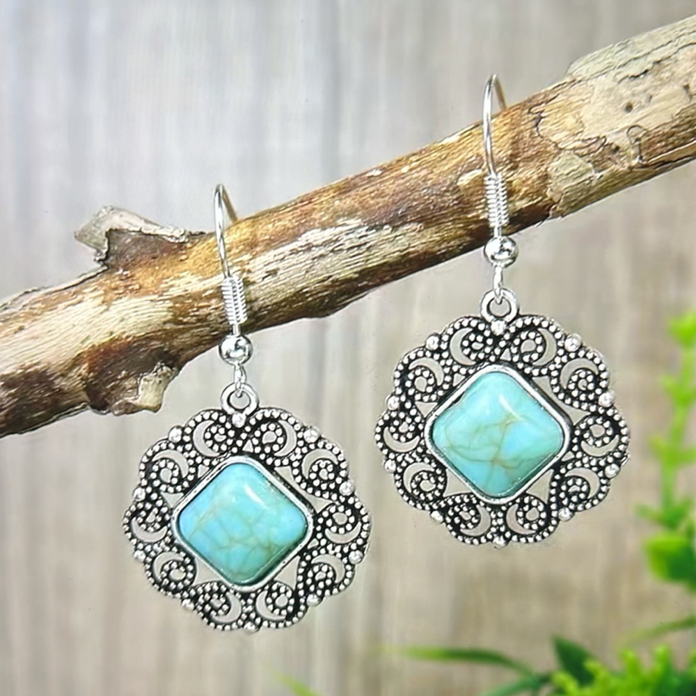 🍒5/$25🍒 Only 2 sets remaining ❤️Turquoise and Silver Necklace with Earrings 🔥 - Picture 6 of 6